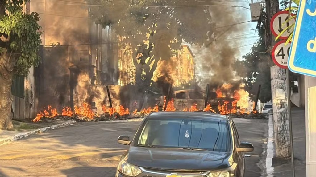 Cidade Alta tem barricadas em chamas e interdições no trânsito na Avenida Brasil